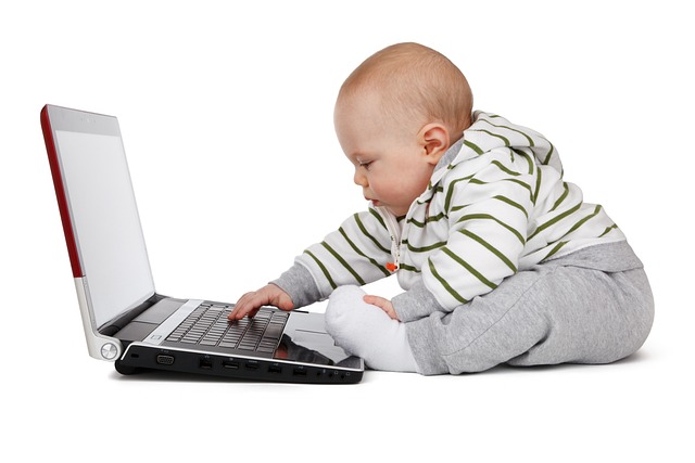 vaikas su kompiuteriu