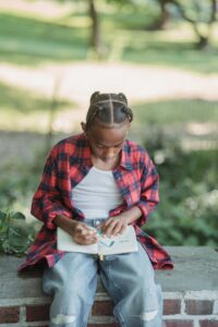 Kaip vaikai gali tapti jaunaisiais žurnalistais: praktinis vadovas tėvams ir mokytojams kurti vaikų žurnalistikos būrelį namuose ar mokykloje