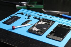 Kaip Klaipėdos jaunieji žurnalistai atskleidė miesto geriausius telefonų taisymo meistrus: patikimumo testas iš vaikų perspektyvos
